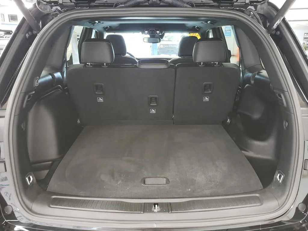 Used 2024 Diamond Black Jeep Altitude X image 9