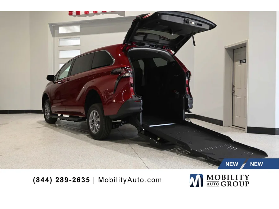 2026 Toyota Sienna LE 8-Passenger Hybrid FWD's photo