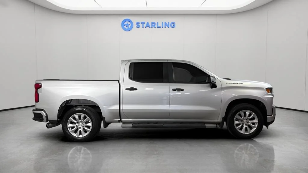 Used 2022 Silver Ice Metallic Chevrolet Custom image 12