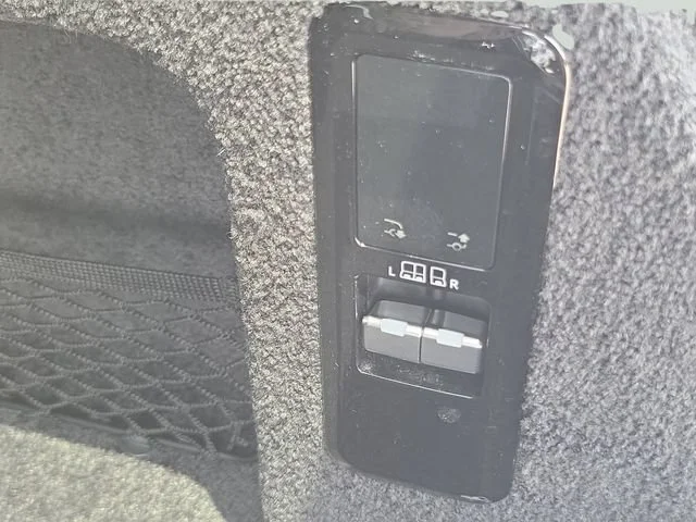 Used 2023 Black Land Rover SE image 9