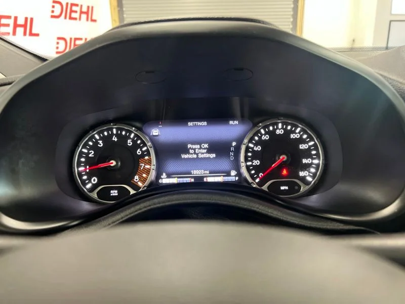 Used 2023 Red Jeep Latitude image 25