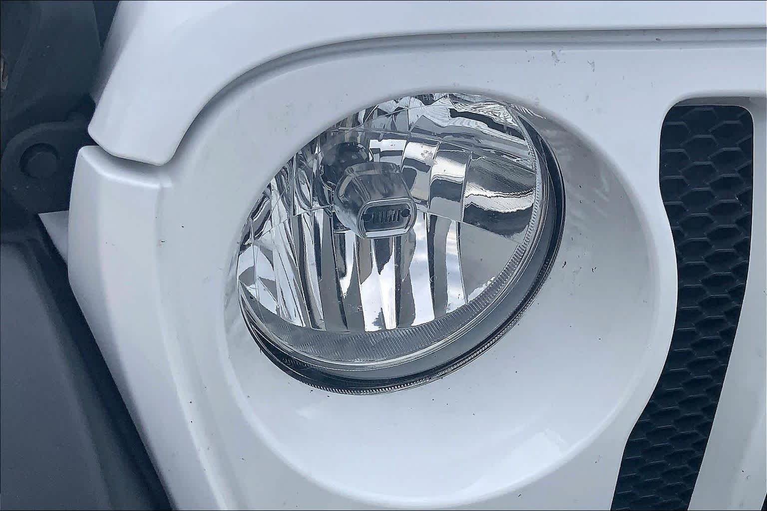Used 2018 Bright White Clearcoat Jeep Sport image 27
