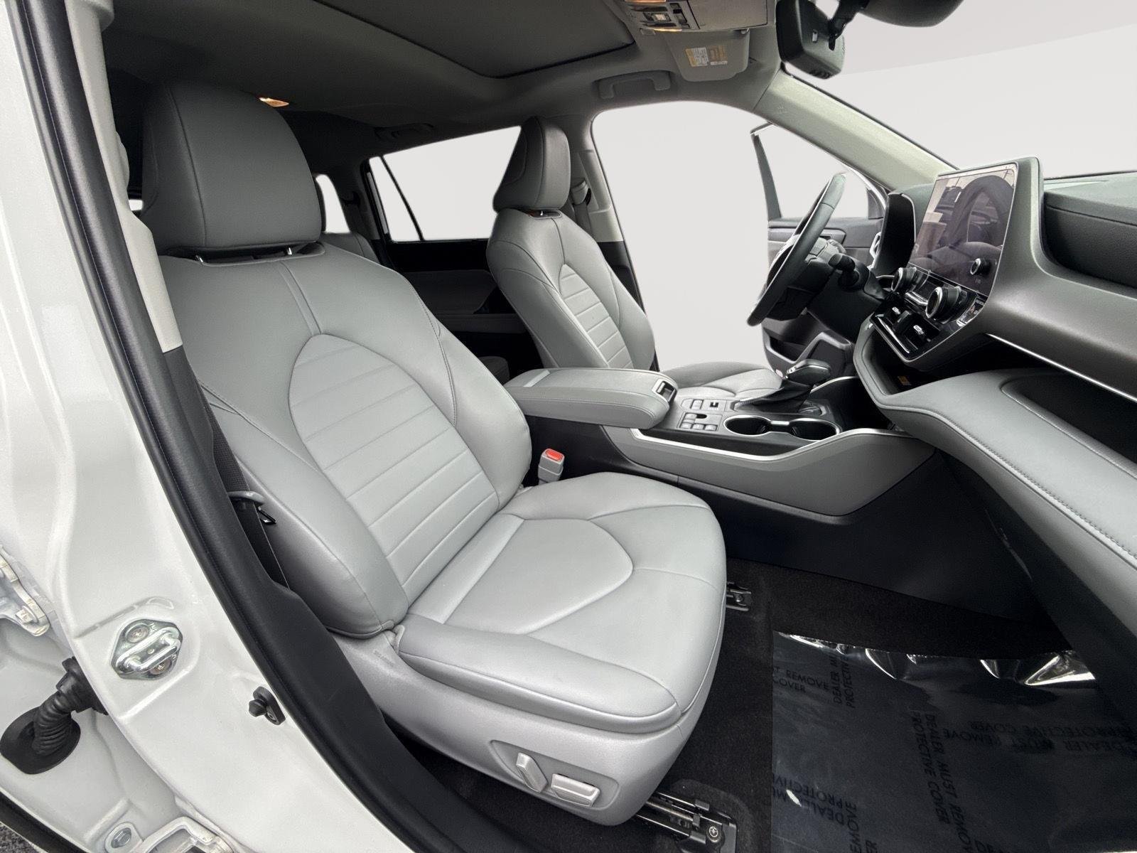 Used 2023 Wind Chill Pearl Toyota XLE image 27