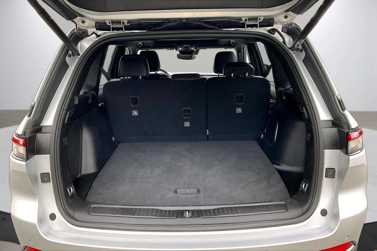 Used 2024 Silver Jeep 4xe image 27