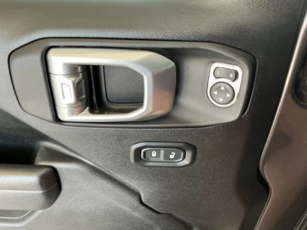Used 2022 Crystal Metallic Jeep Rubicon image 20