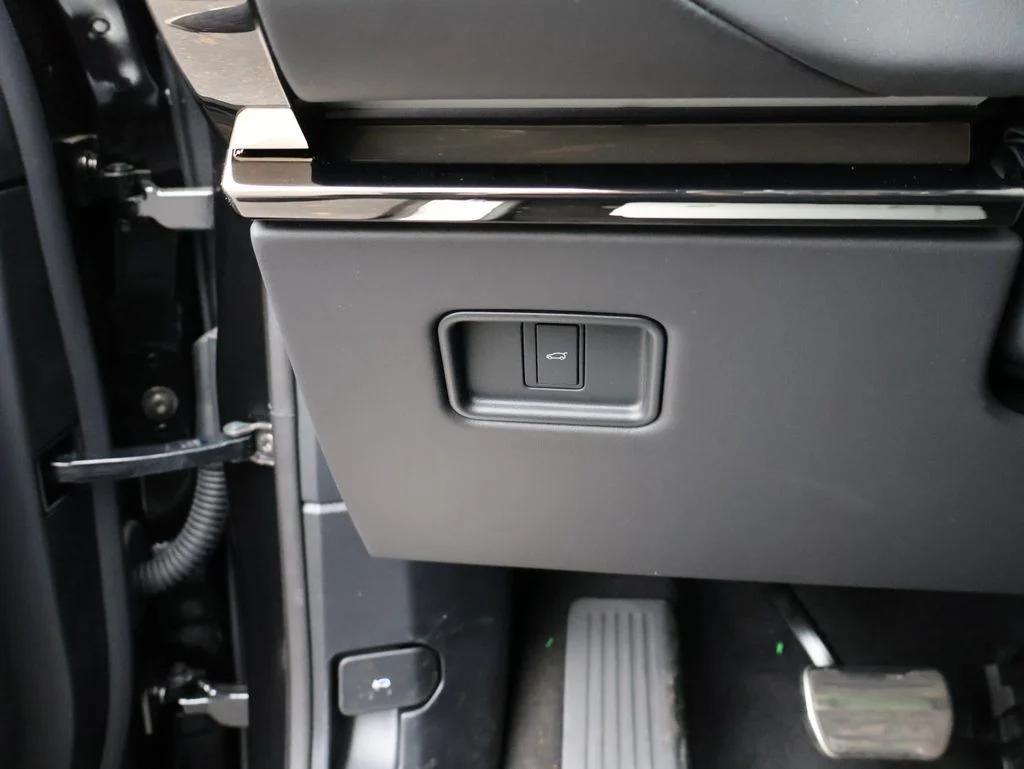 New 2026 Santorini Black Metallic Land Rover Dynamic SE image 33