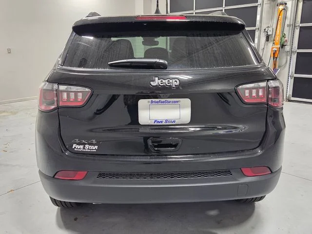 New 2026 Diamond Black Crystal Pearlcoat Jeep Latitude image 9