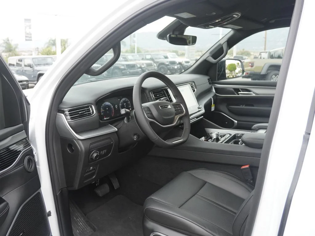 New 2026 Bright White Clear-Coat Exterior Paint Jeep  image 19