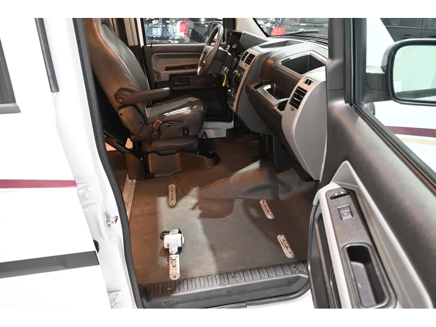 Used 2014 WHITE VPG DX Mobility Handicap Van image 16