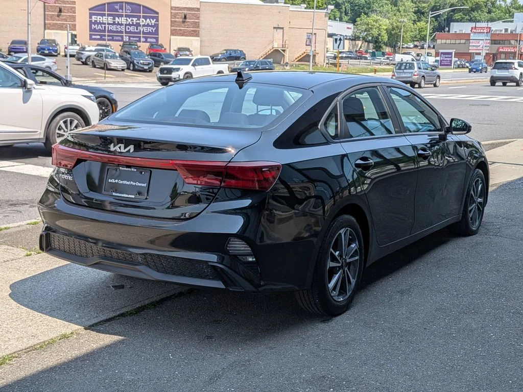 Used 2023 Black Kia LXS image 6