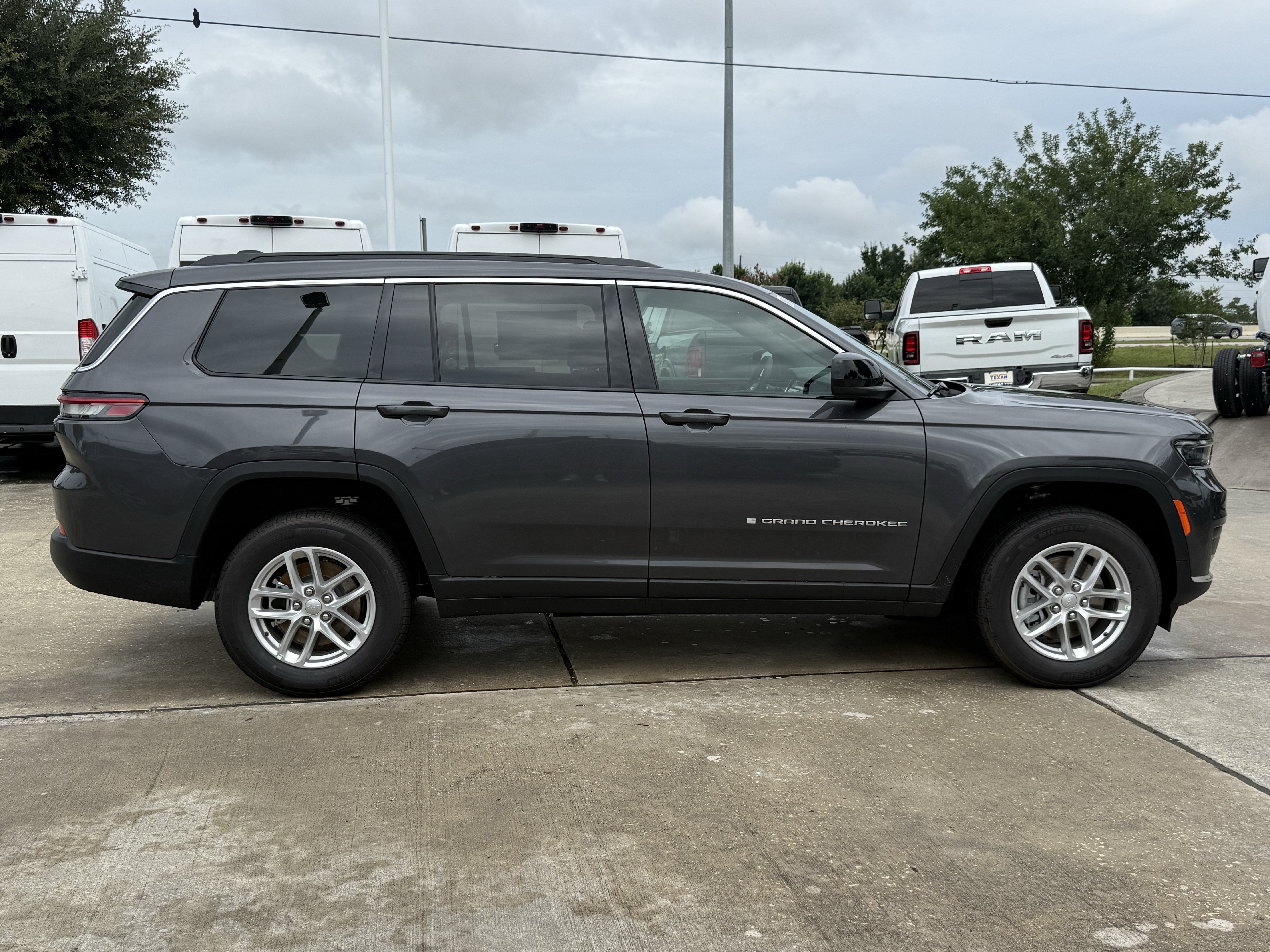 New 2026 Baltic Gray Metallic Clear-Coat Exterior Paint Jeep Laredo X image 3
