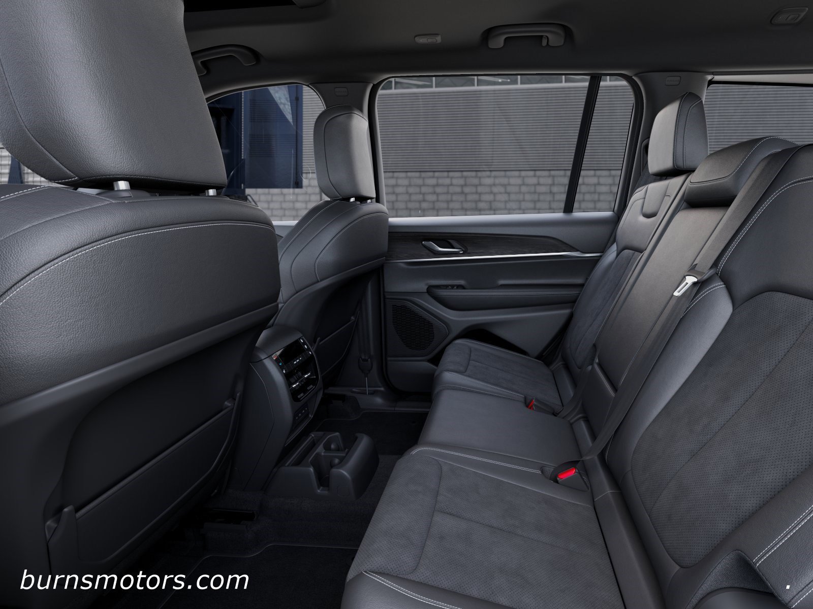 New 2026 Diamond Black Crystal Pearl-Coat Exterior Paint Jeep Laredo Altitude image 23