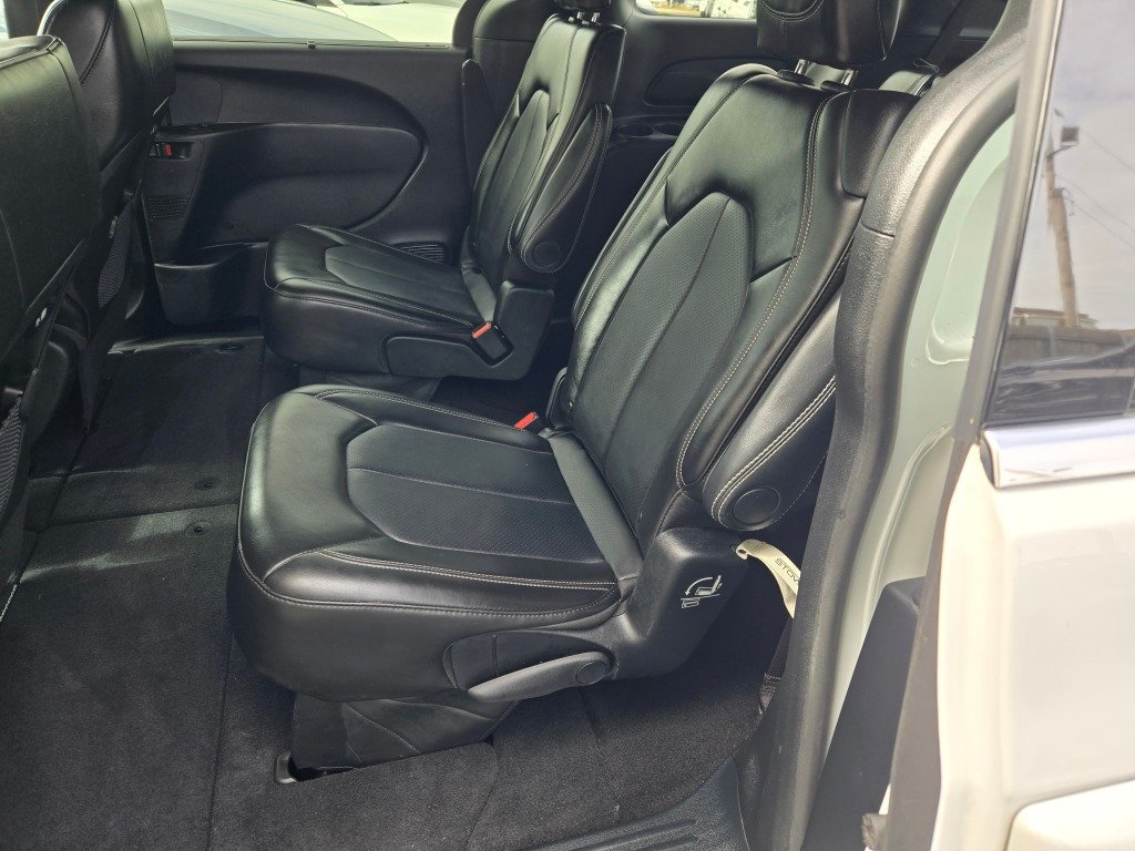 Used 2025 White Chrysler Select image 16