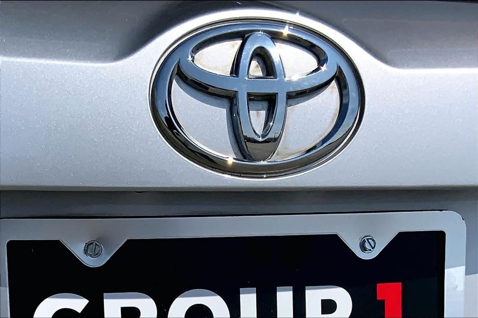 Used 2015 Classic Silver Metallic Toyota Limited image 10