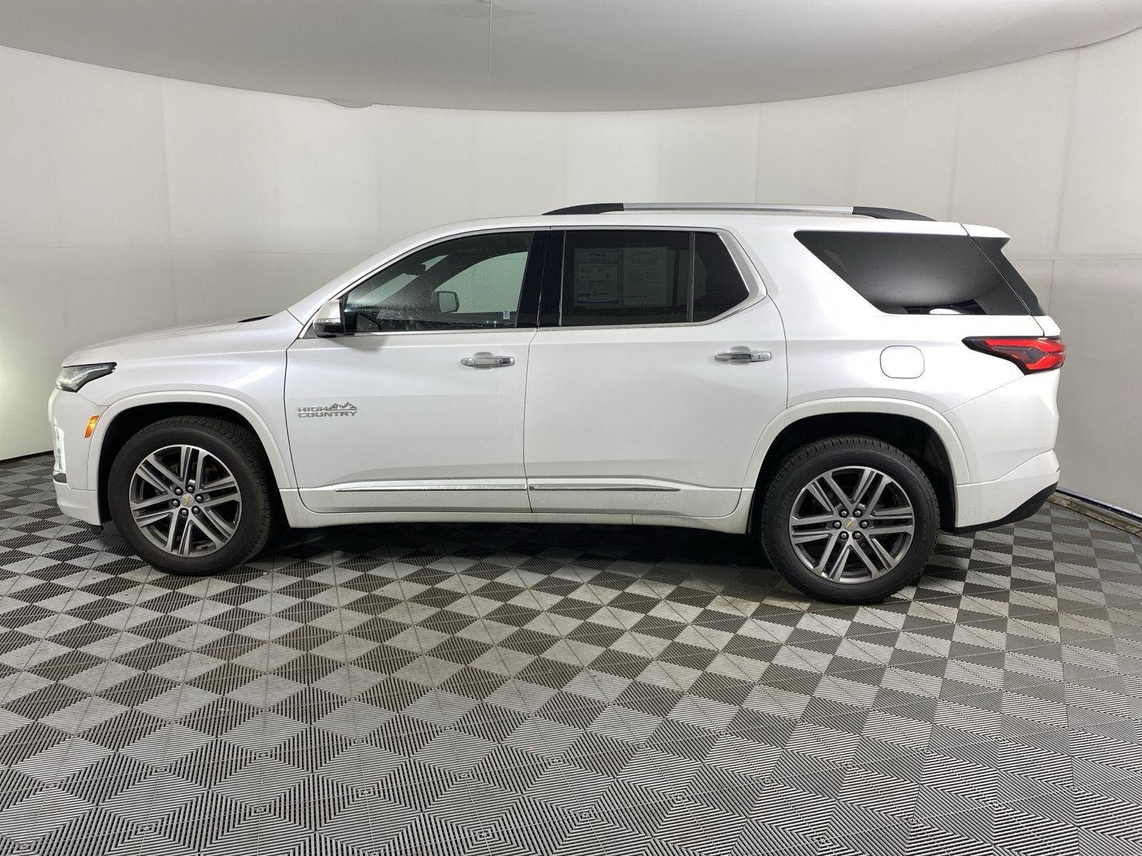 Used 2023 Iridescent Pearl Tricoat Chevrolet High Country image 4