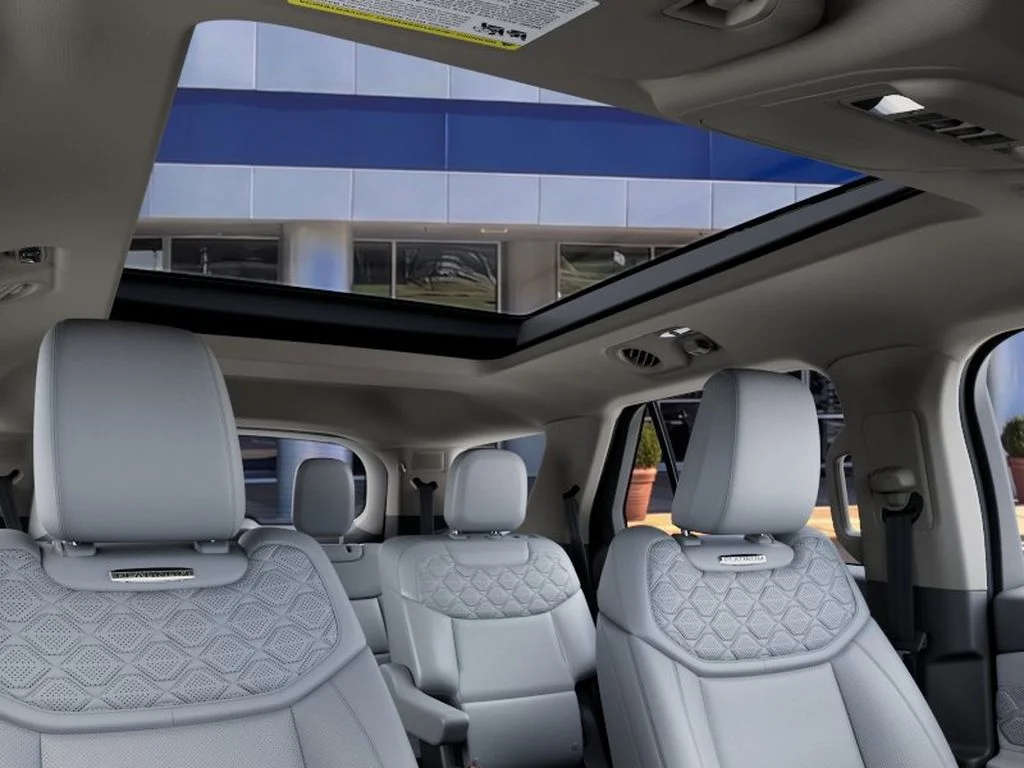 New 2027 Star White Metallic Tri-Coat Ford Platinum® image 22
