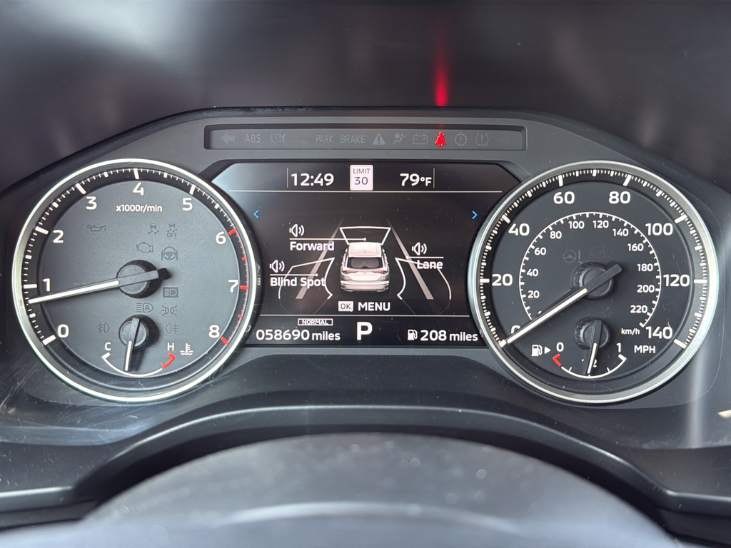 Used 2024 Silver Mitsubishi SE image 13