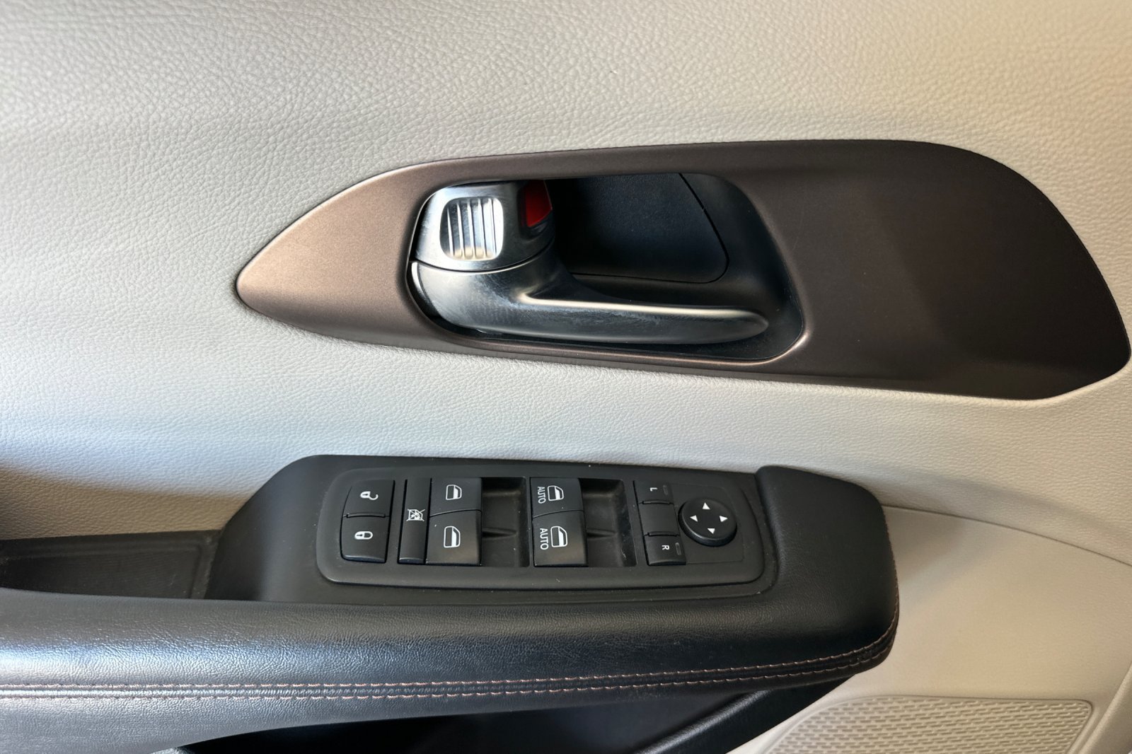 Used 2019 Black Chrysler Touring L image 10