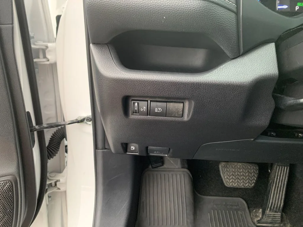 Used 2025 White Toyota XLE image 31