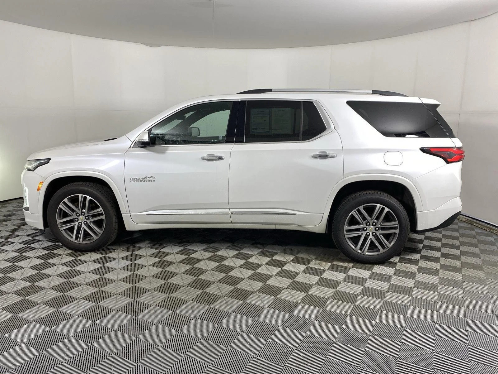 Used 2023 Iridescent Pearl Tricoat Chevrolet High Country image 4