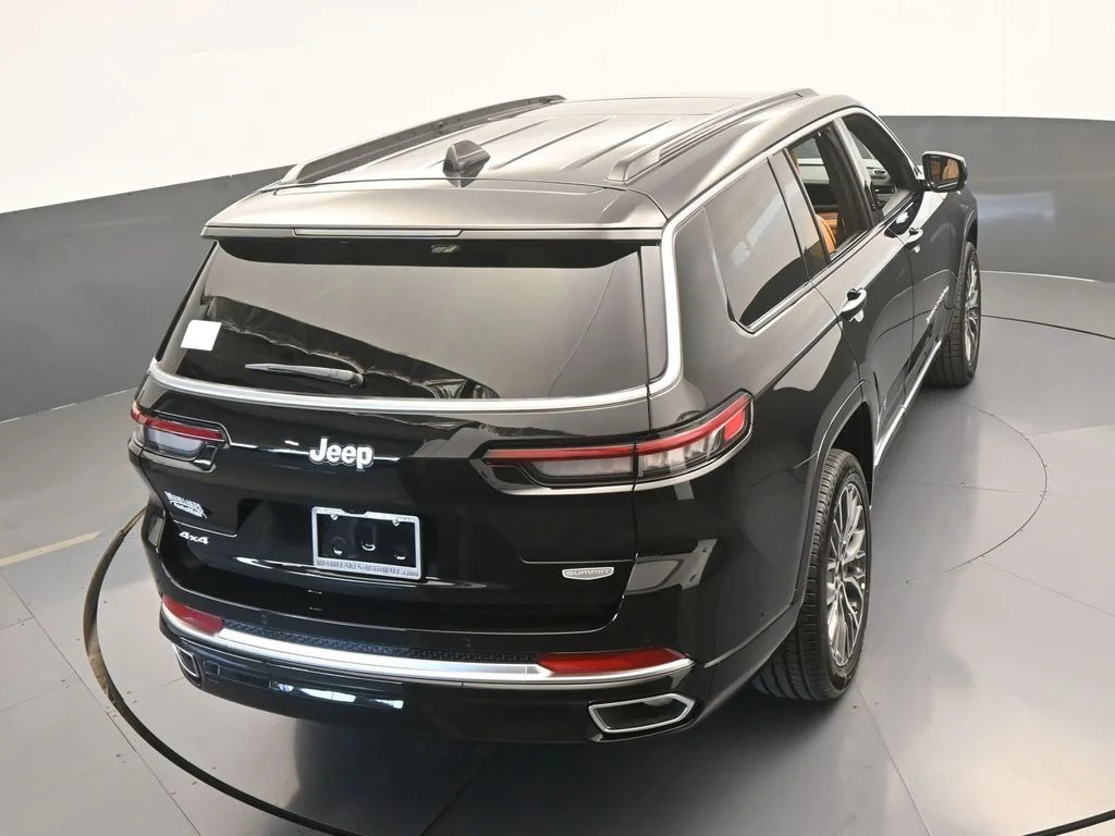 New 2025 Diamond Black Crystal Pearl-Coat Exterior Paint Jeep Summit image 50