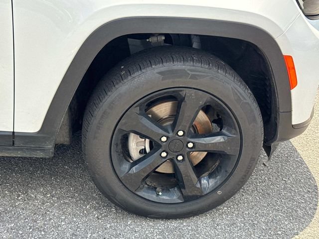 Used 2023 White Jeep Altitude image 12