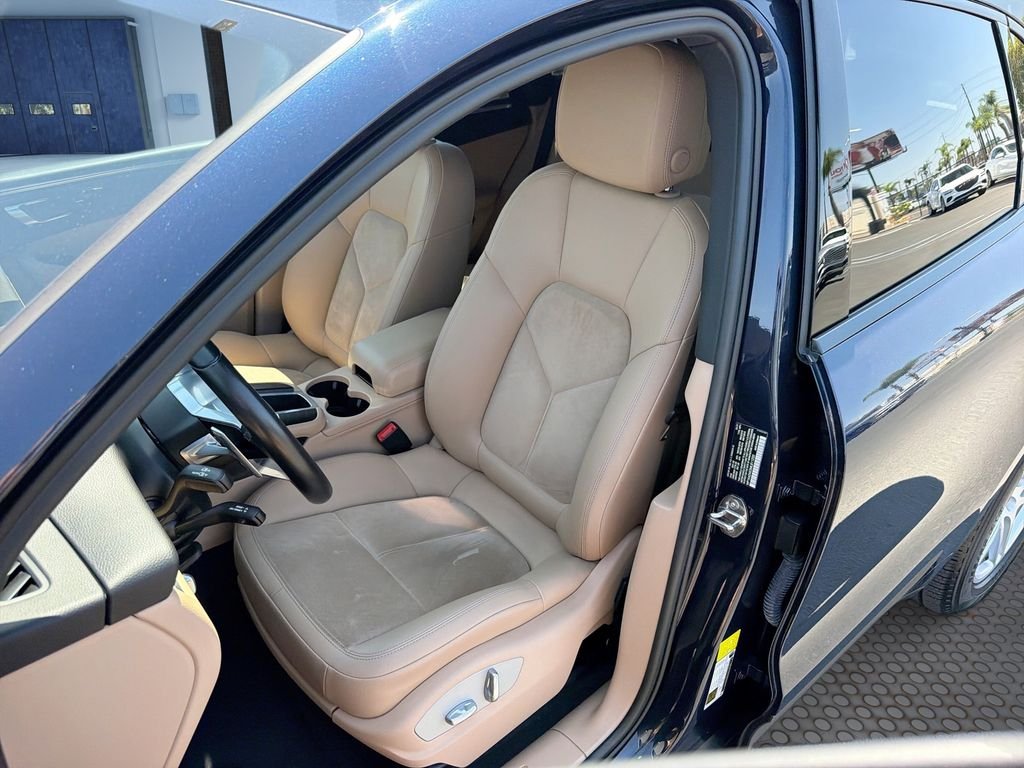 Used 2021  Porsche Base image 13