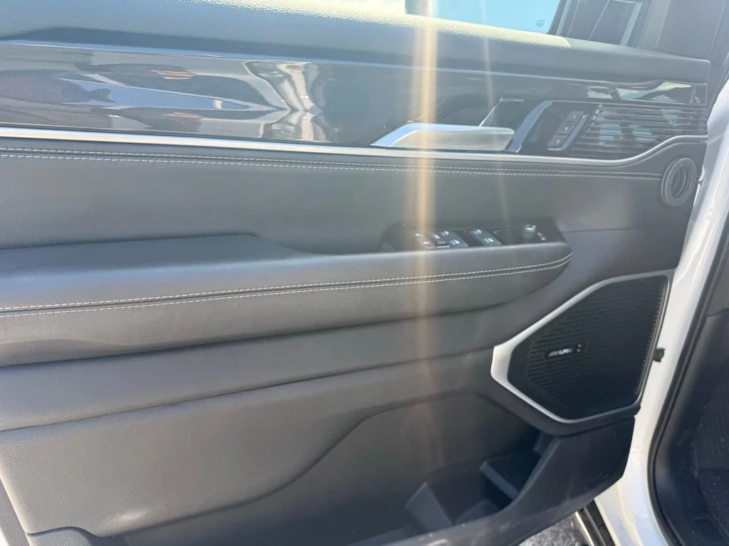Used 2024 White Jeep Base image 10