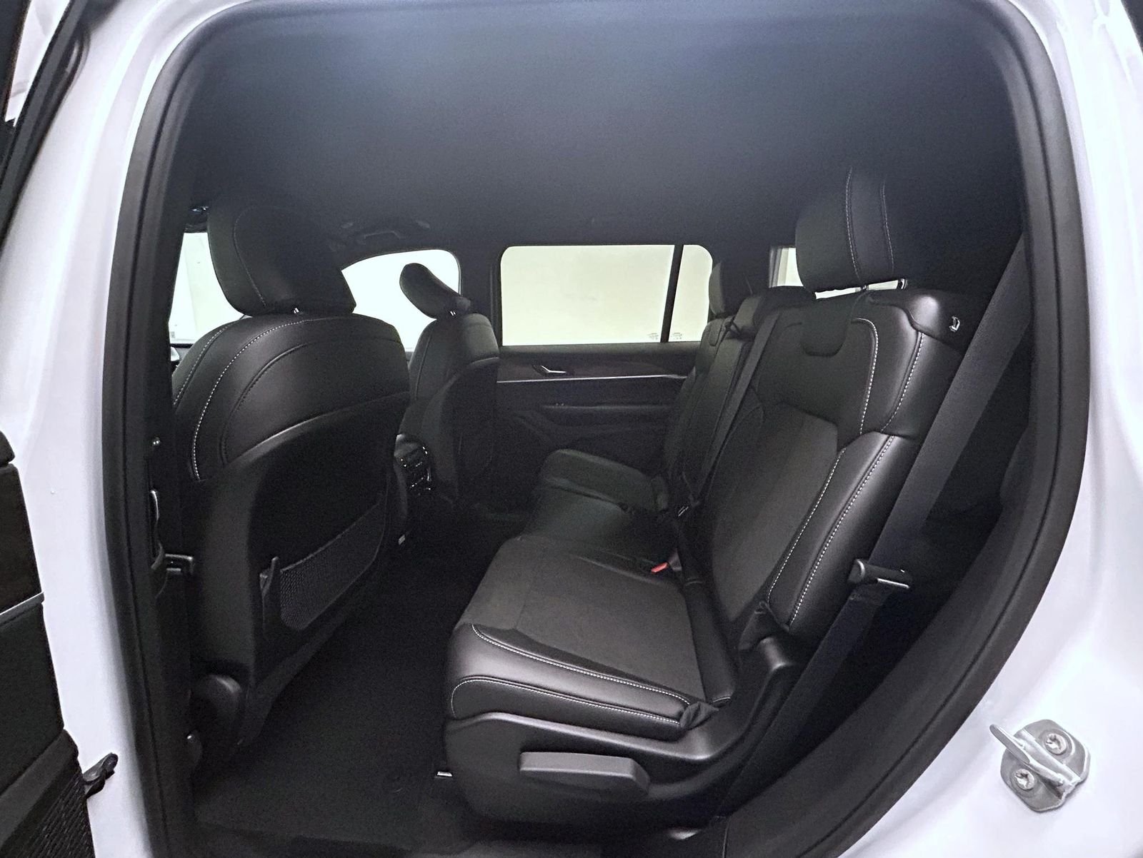New 2026 Bright White Clear-Coat Exterior Paint Jeep Altitude image 20