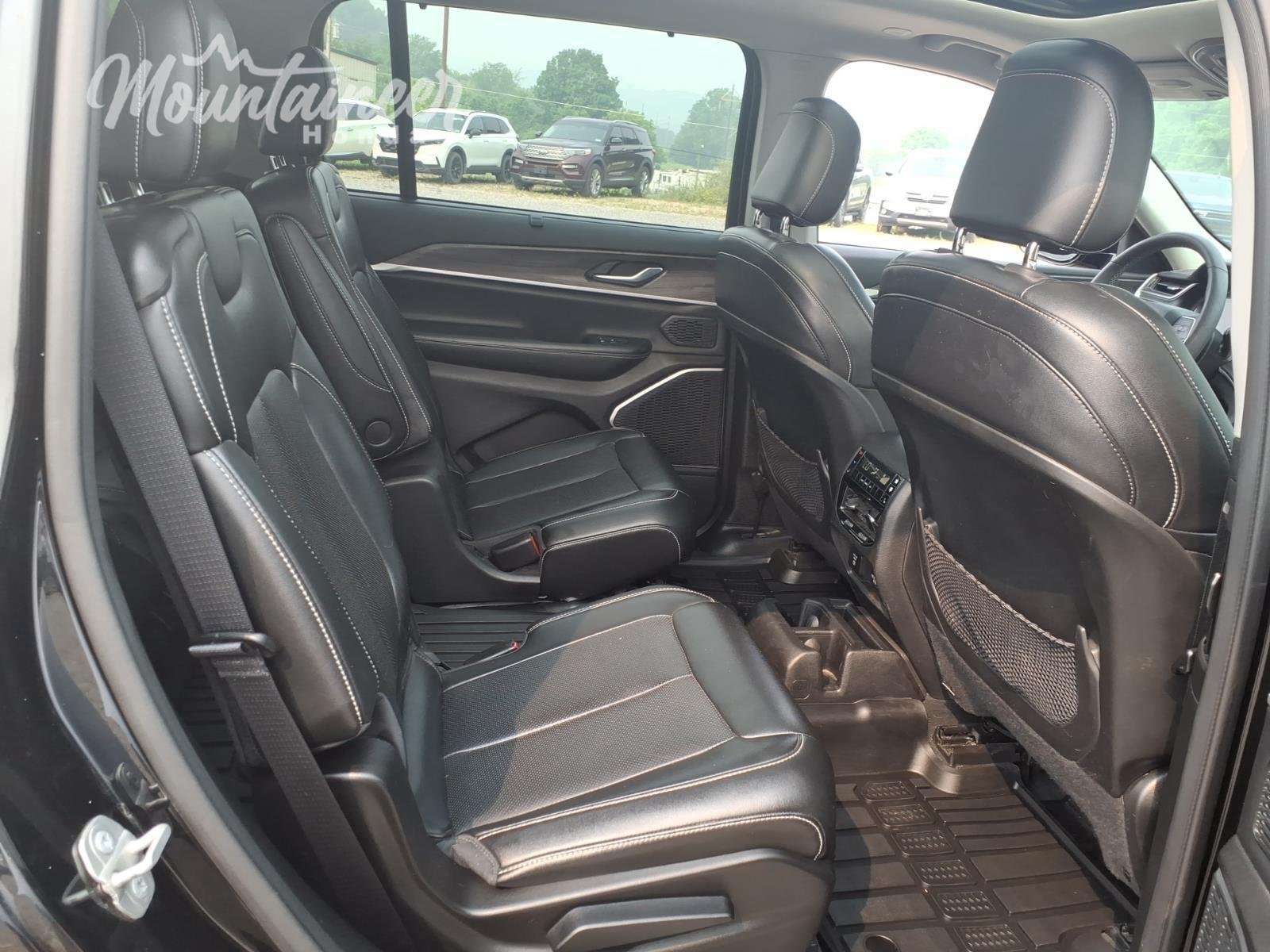 Used 2023 Diamond Black Crystal Pearlcoat Jeep Limited image 19