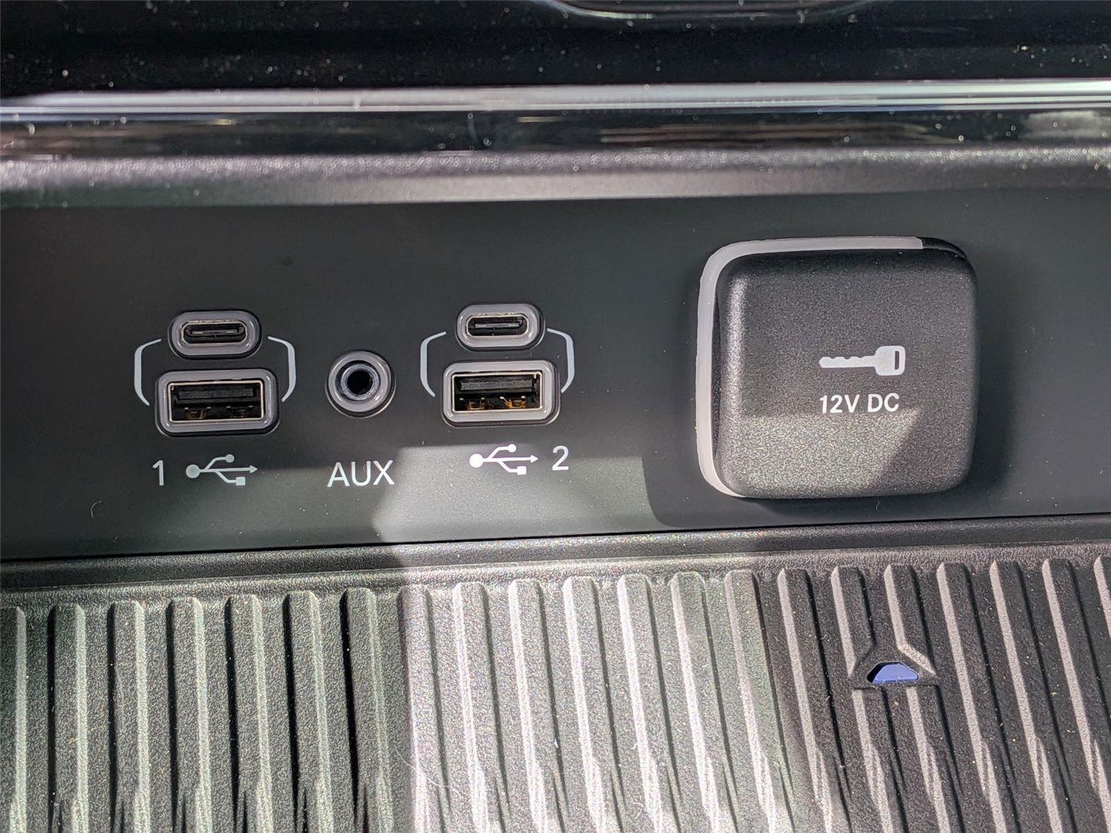New 2026 Diamond Black Crystal Pearl-Coat Exterior Paint Jeep Limited Reserve image 13