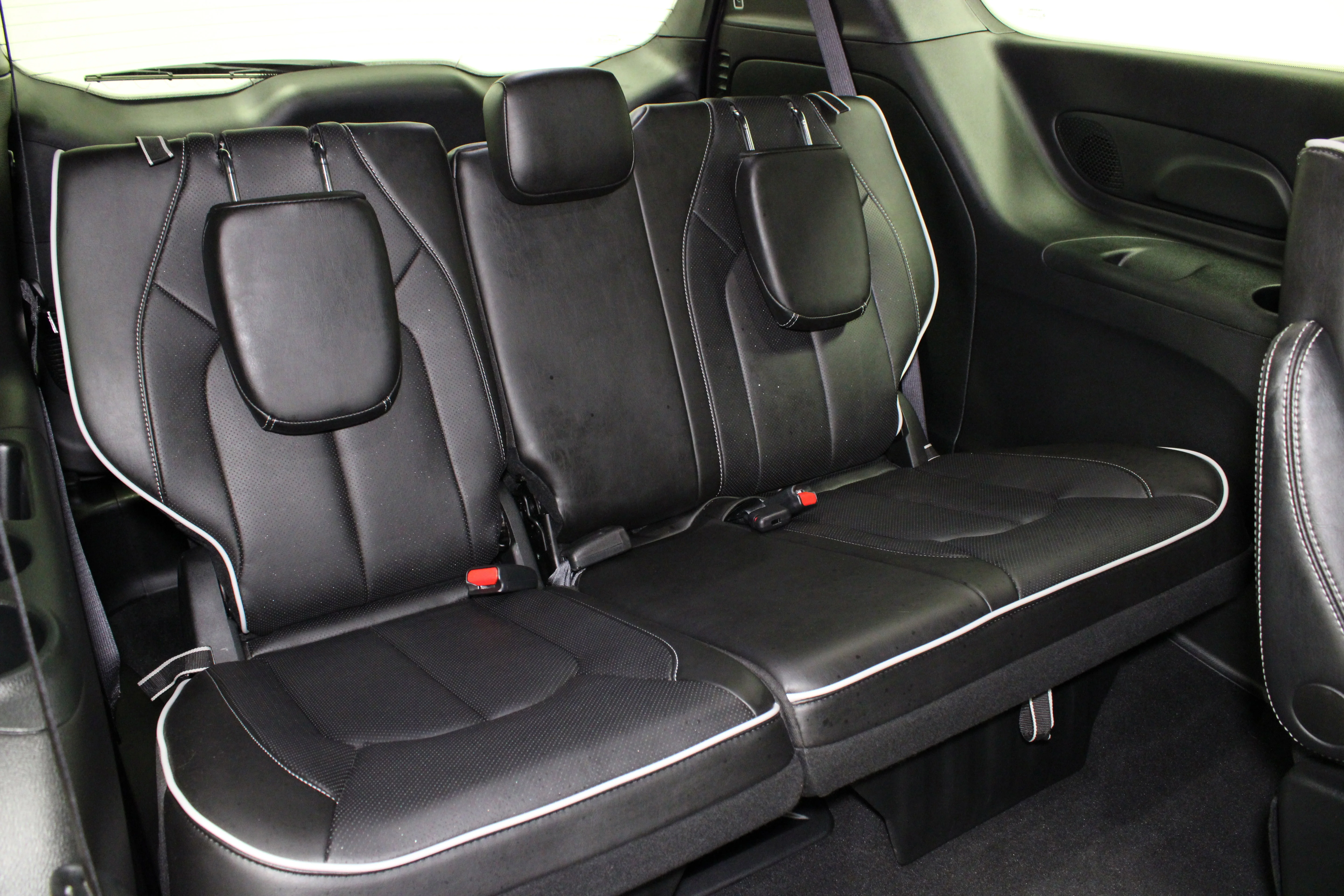 Used 2026 Diamond Black Crystal Pearlcoat Chrysler Limited image 17