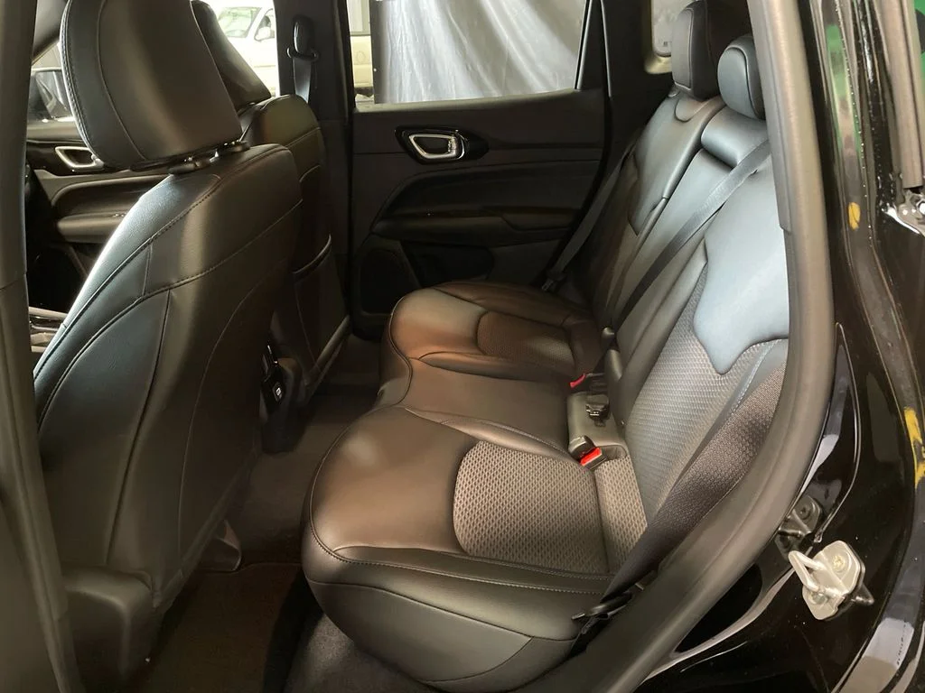 New 2026 Diamond Black Crystal Pearl-Coat Exterior Paint Jeep Latitude Altitude image 23