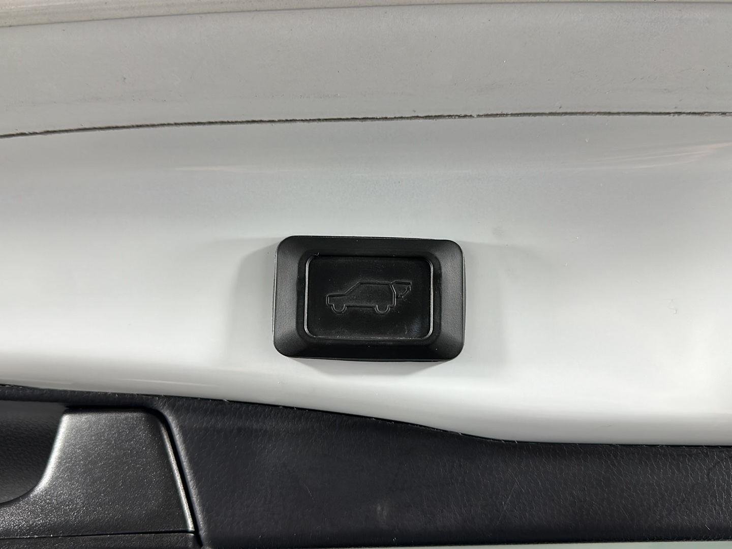 Used 2022 White Toyota XLE image 27