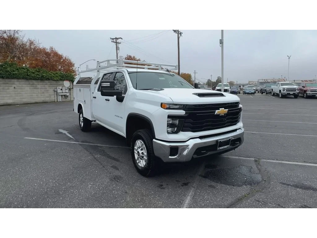 New 2026 Summit White Chevrolet WT image 3