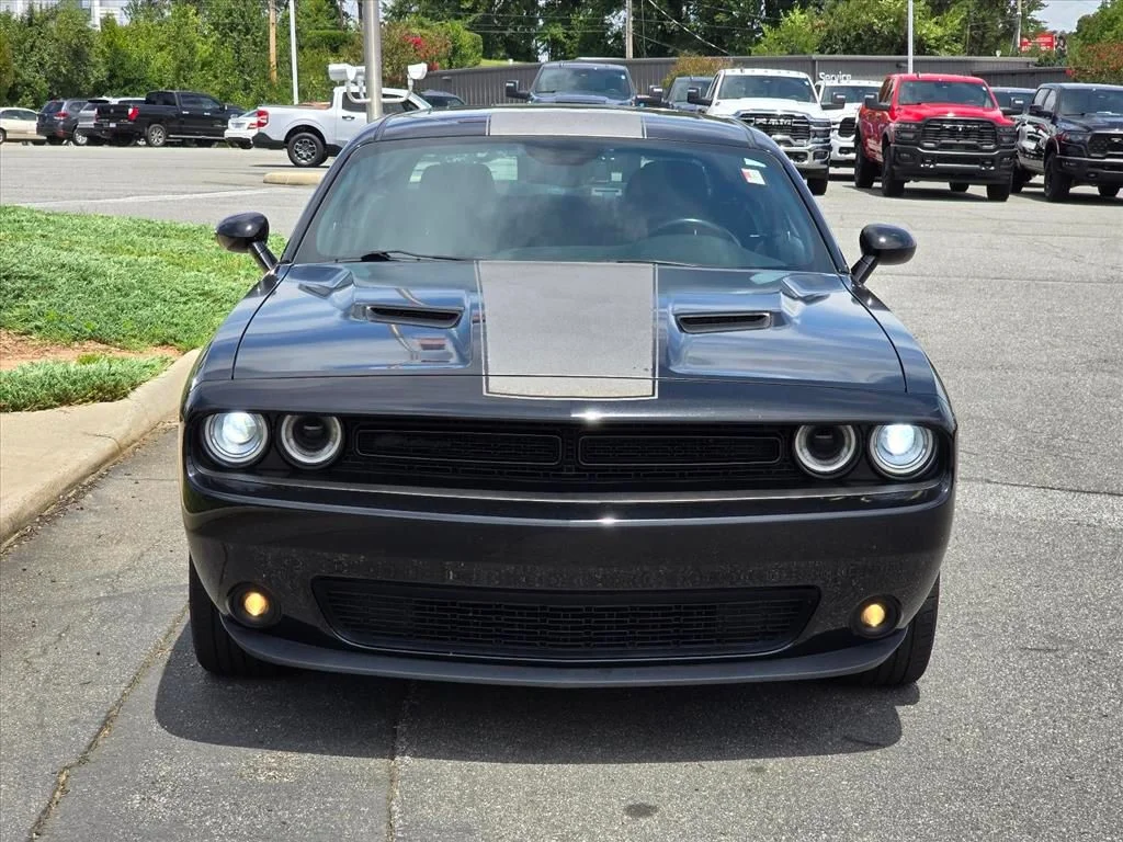 Used 2019 Black Dodge SXT image 22