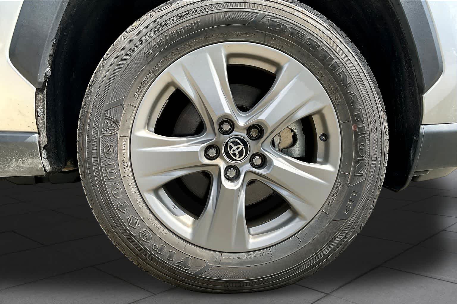 2022 Toyota RAV4 XLE - Photo 21