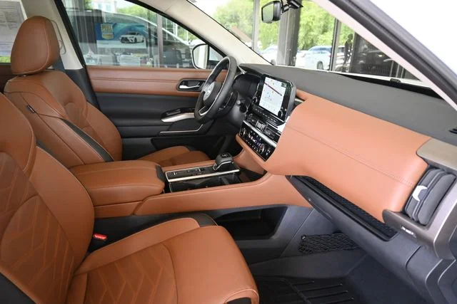 Used 2025 White Nissan Platinum image 24