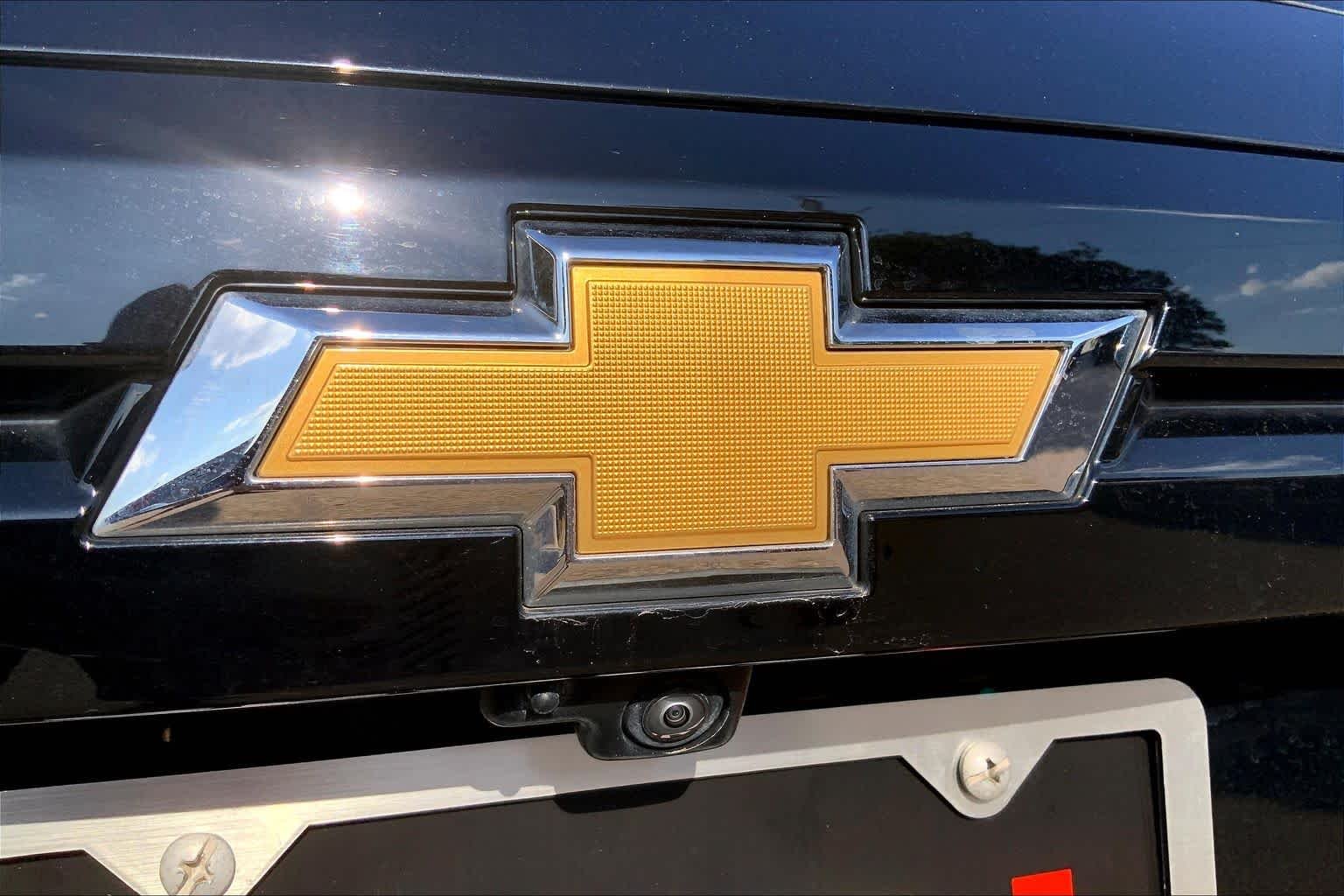 Used 2025 Mosaic Black Metallic Chevrolet FWD LT image 32