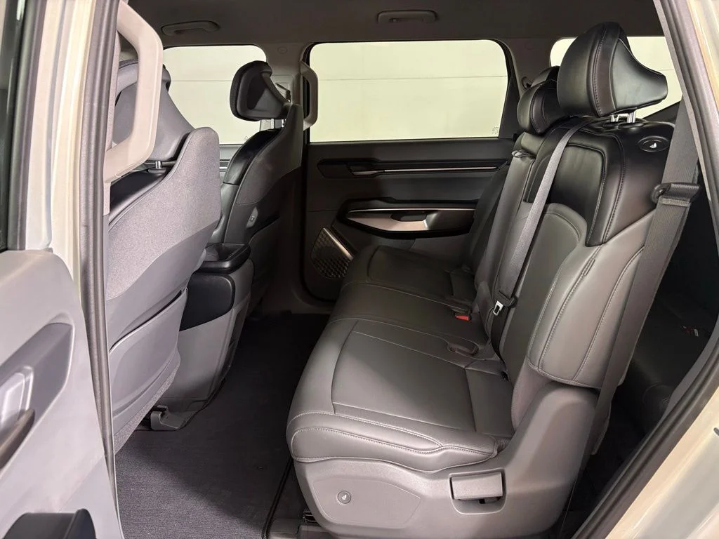 Used 2024 Ivory Kia Light image 37