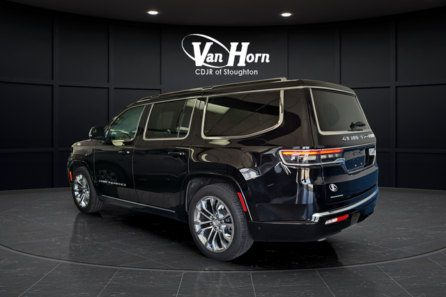 Used 2022 Diamond Black Crystal Pearlcoat Jeep Series II image 5