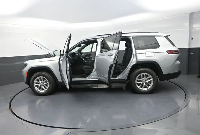 New 2026 Silver Zynith Exterior Paint Jeep Laredo image 32