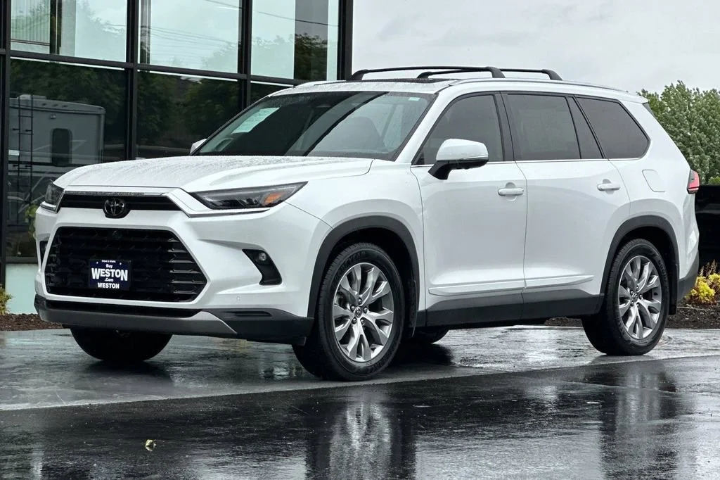 Used 2024 Pearl Toyota XLE image 8