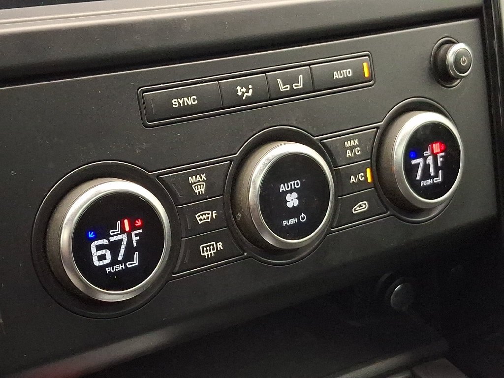 Used 2020  Land Rover SE image 17