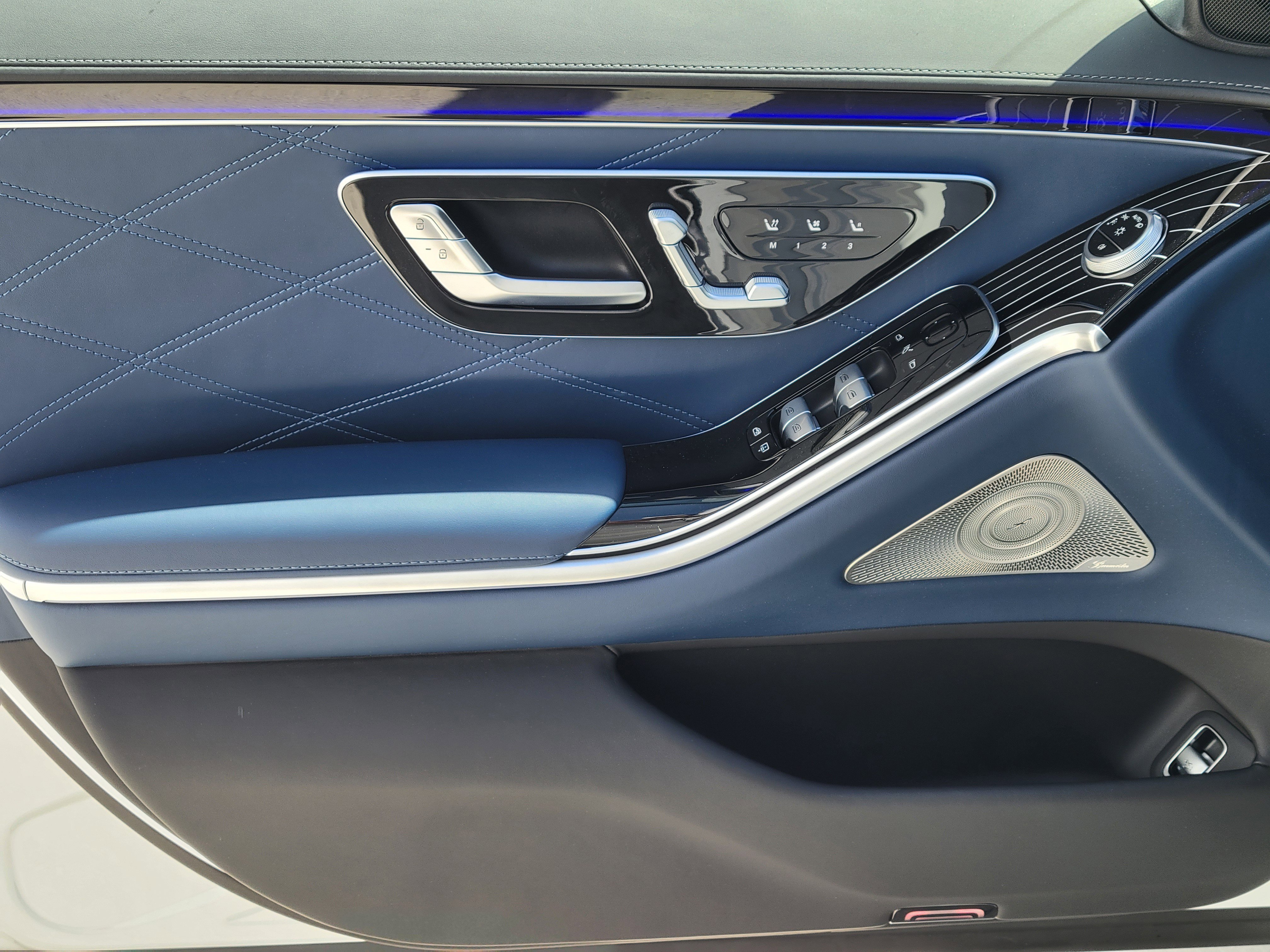 New 2026 MANUFAKTUR Moonlight White Metallic Mercedes-Benz AMG® S 63 E 4MATIC® Sedan image 51