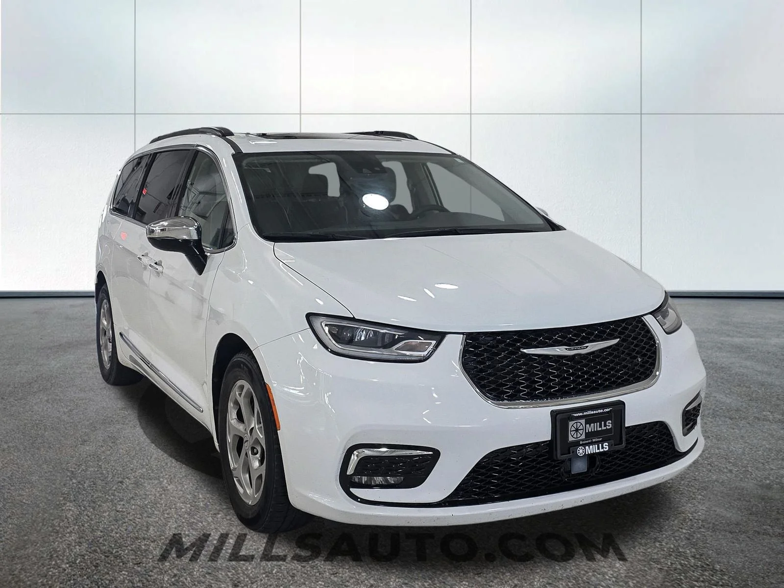 Used 2023 White Chrysler Limited image 11