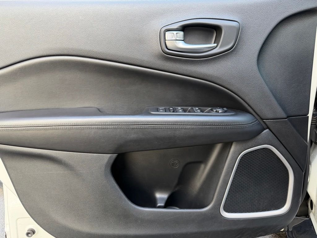 Used 2019 White Jeep Latitude image 9