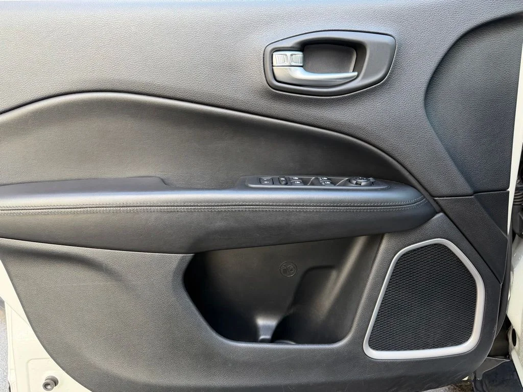 Used 2019 White Jeep Latitude image 9