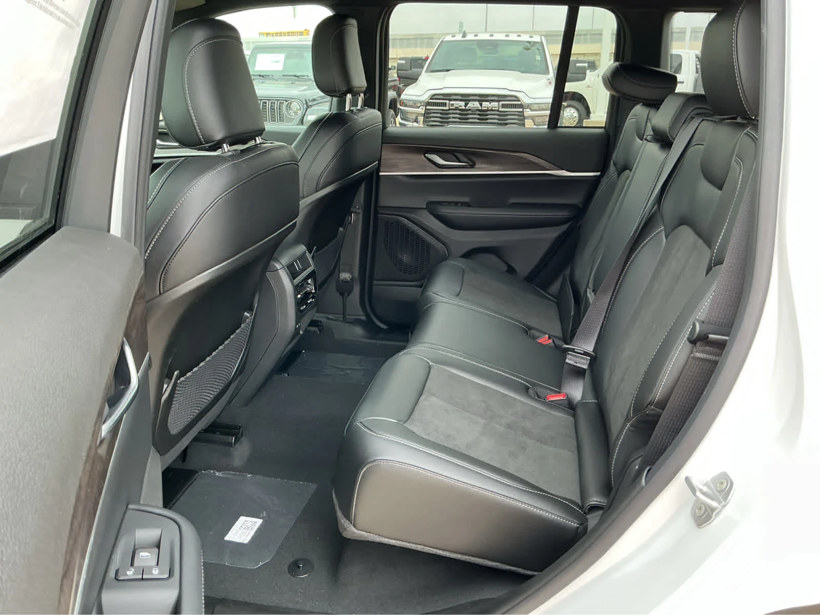 New 2026 Bright White Clear-Coat Exterior Paint Jeep Laredo Altitude image 14