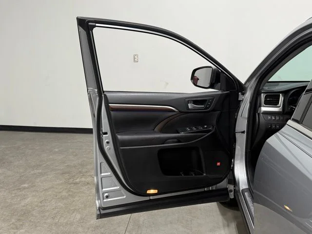 Used 2016 Silver Toyota Limited Platinum V6 image 13